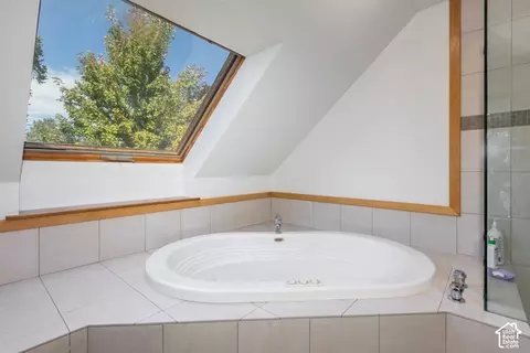 Bath - 2931 E La Joya Dr, Holladay, UT 84124 photo 2 of 4