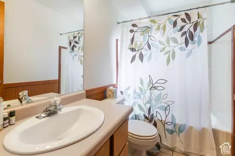 Bath - 2931 E La Joya Dr, Holladay, UT 84124 photo 3 of 4