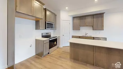 Kitchen - 765 N Pheasantbrook Dr, Centerville, UT 84014 photo 3 of 4