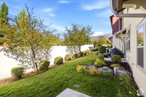 Exterior - 1453 E Primrose Ln, Layton, UT 84040 photo 3 of 5