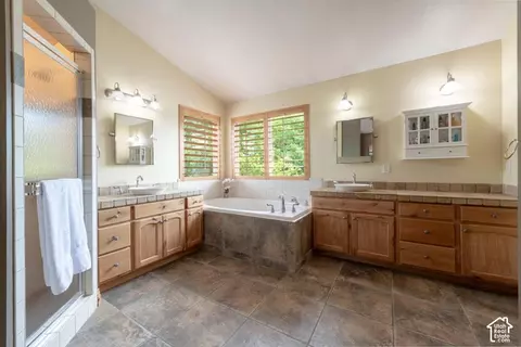 Bath - 1208 W Saddle Bluff Dr, Murray, UT 84123 photo 2 of 5