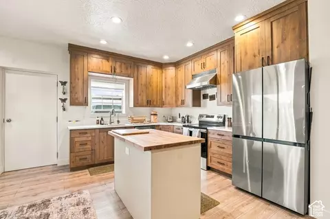 Kitchen - 215 S Copper Rd E, Kanab, UT 84741 photo 2 of 5
