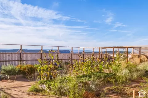 Exterior - 215 S Copper Rd E, Kanab, UT 84741 photo 3 of 4