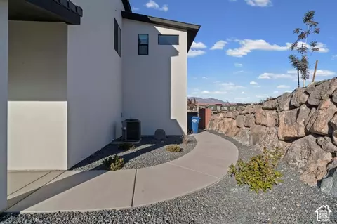 Exterior - 690 E Desert Cactus Dr, Washington, UT 84780 photo 6 of 11