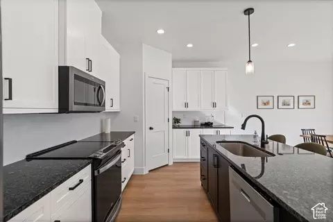 Kitchen - 690 E Desert Cactus Dr, Washington, UT 84780 photo 2 of 3