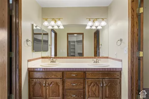 Bath - 1373 Pheasant Ridge Cir, Bountiful, UT 84010 photo 3 of 4