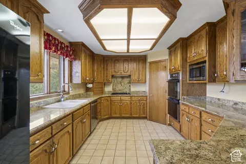 Kitchen - 1373 Pheasant Ridge Cir, Bountiful, UT 84010 photo 1 of 4