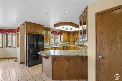 Kitchen - 1373 Pheasant Ridge Cir, Bountiful, UT 84010 photo 3 of 4