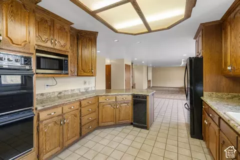 Kitchen - 1373 Pheasant Ridge Cir, Bountiful, UT 84010 photo 2 of 4