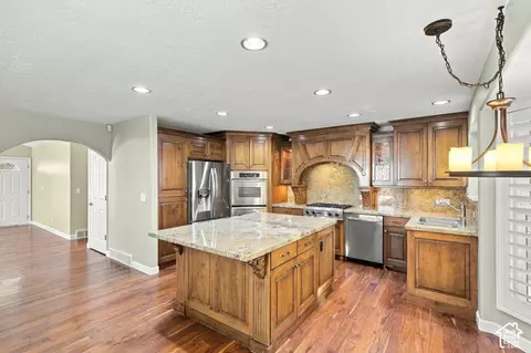 Kitchen - 1172 E Castlecreek Dr, Murray, UT 84117 photo 2 of 3