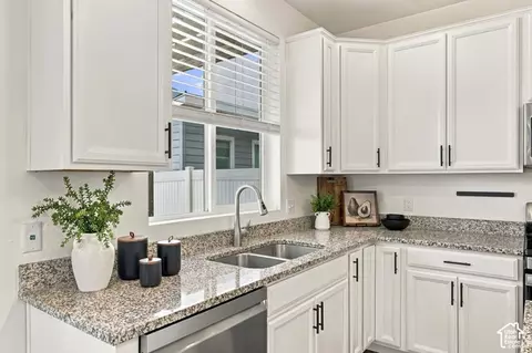 Kitchen - 1932 W Parkview Dr, Syracuse, UT 84075 photo 6 of 7