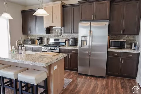 Kitchen - 1686 E Meadowlark Dr, Eagle Mountain, UT 84005 photo 2 of 3