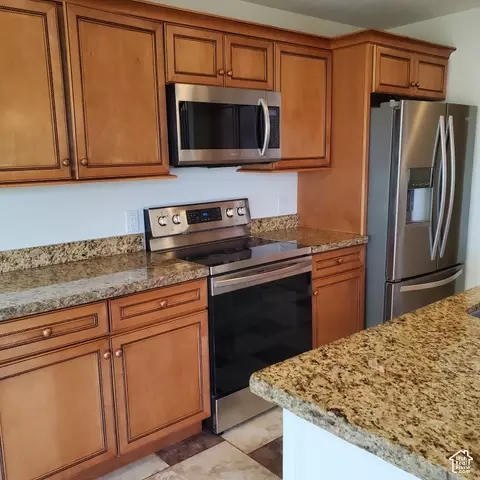 Kitchen - 15001 S Eagle Crest Dr E, Draper, UT 84020 photo 3 of 4