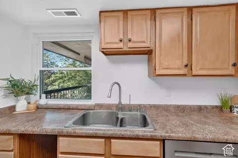 Kitchen - 627 E Springtree Ln #13G, Murray, UT 84107 photo 2 of 3