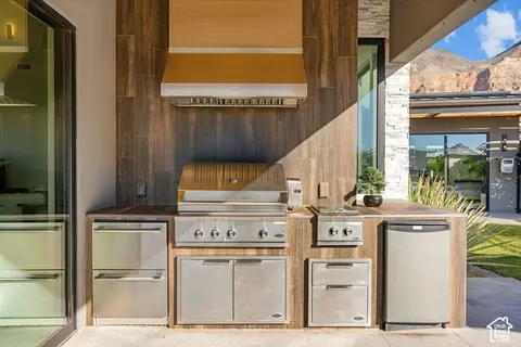 Kitchen - 3652 S Cypress Rd, Hurricane, UT 84737 photo 7 of 7