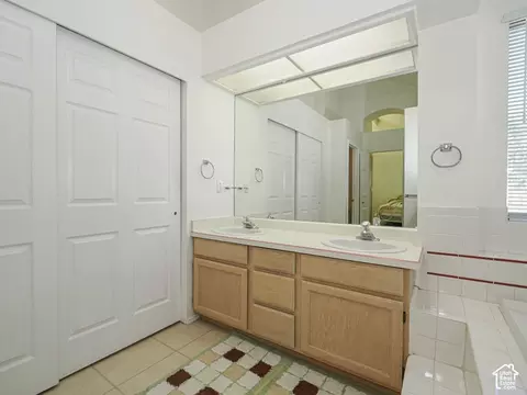 Bath - 2081 E Rainbow Point Dr, Holladay, UT 84124 photo 4 of 6