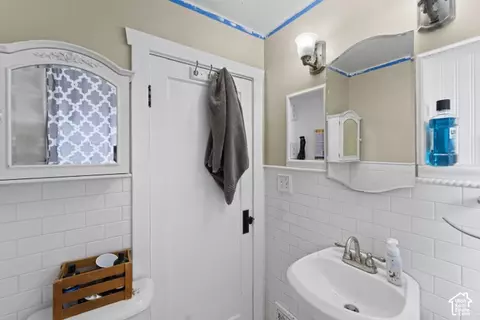 Bath - 467 E Vine St, Tooele, UT 84074 photo 1 of 3