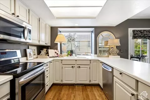 Kitchen - 3980 S Dewcrest Cir E, Holladay, UT 84124 photo 2 of 3