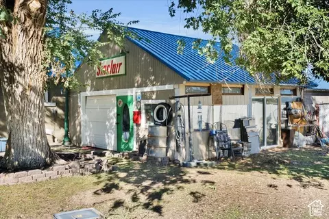 Exterior - 490 N State St, Mount Pleasant, UT 84647 photo 4 of 16