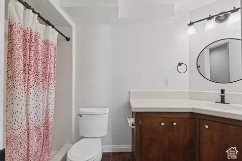 Bath - 946 E Arlington Way S, Bountiful, UT 84010 photo 2 of 3