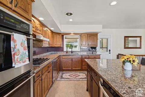 Kitchen - 946 E Arlington Way S, Bountiful, UT 84010 photo 2 of 4