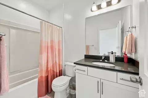 Bath - 7939 N Seattle Slew Rd, Eagle Mountain, UT 84005 photo 4 of 6