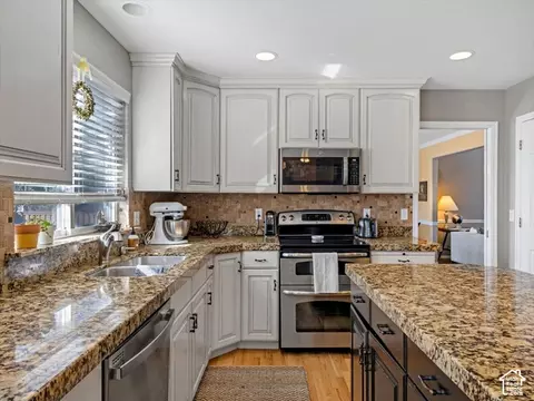 Kitchen - 12072 S Nicklaus Rd, Sandy, UT 84092 photo 2 of 4