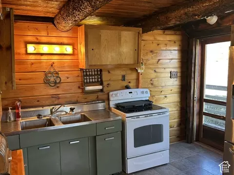 Kitchen - 8540 E Soldier Ln #3, Daniel, UT 84032 photo 2 of 2