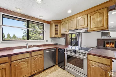 Kitchen - 2763 E Willow Wick Dr S, Sandy, UT 84093 photo 2 of 3