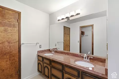 Bath - 2763 E Willow Wick Dr S, Sandy, UT 84093 photo 2 of 4