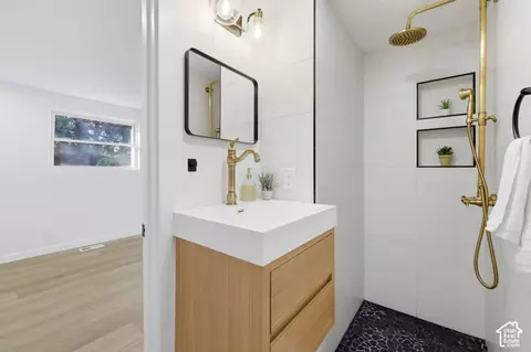 Bath - 1098 E Lori Way, Murray, UT 84117 photo 3 of 5