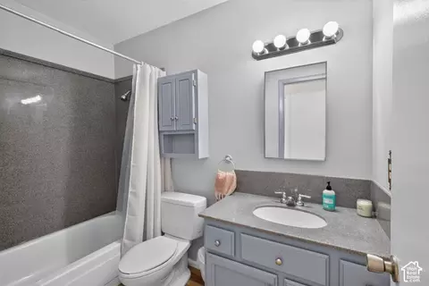 Bath - 831 Mountain Dr, Moab, UT 84532 photo 1 of 3