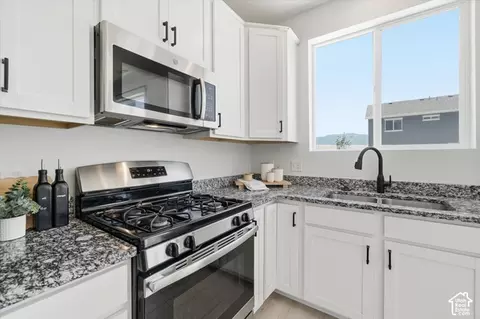 Kitchen - 1706 W Parkview Dr, Syracuse, UT 84075 photo 3 of 4