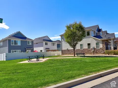 Exterior - 1204 E Roma Dr, Fruit Heights, UT 84037 photo 3 of 3