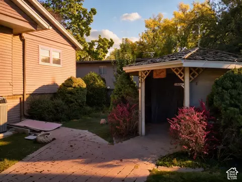 Exterior - 712 E Arrowhead Ln, Murray, UT 84107 photo 5 of 6