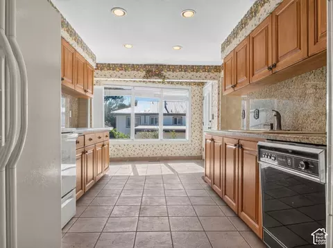 Kitchen - 712 E Arrowhead Ln, Murray, UT 84107 photo 2 of 2