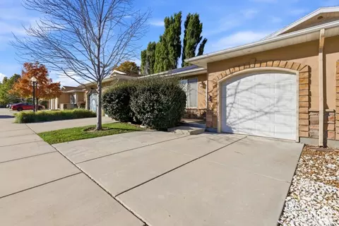 9476 S Hidden Point Dr W, Sandy, UT 84070