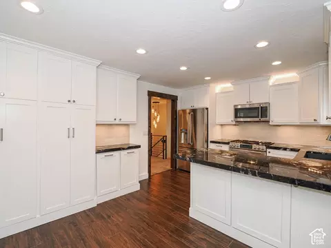 Kitchen - 885 E Winter Way, Sandy, UT 84094 photo 3 of 6