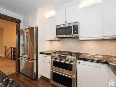 Kitchen - 885 E Winter Way, Sandy, UT 84094 photo 4 of 6