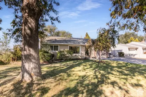 Exterior - 5362 S Alpine Dr E, Murray, UT 84107 photo 2 of 8