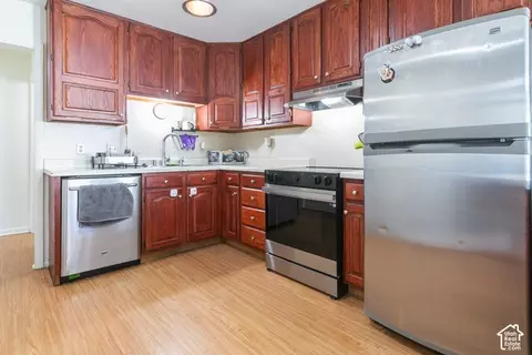 Kitchen - 5362 S Alpine Dr E, Murray, UT 84107 photo 2 of 2