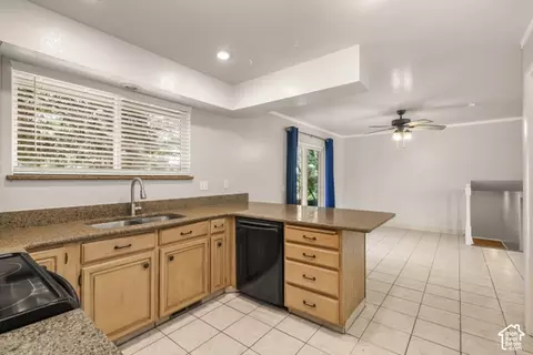 Kitchen - 5577 S 100 E, Washington Terrace, UT 84405 photo 4 of 5