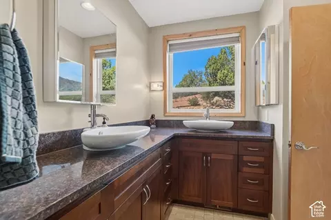 Bath - 2059 E 1900 S, New Harmony, UT 84757 photo 3 of 9