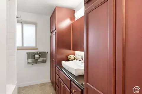 Bath - 960 E Sagehill Dr, Holladay, UT 84124 photo 3 of 4