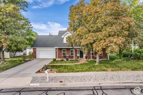 Exterior - 1073 E Pineridge Rd, Sandy, UT 84093 photo 2 of 7