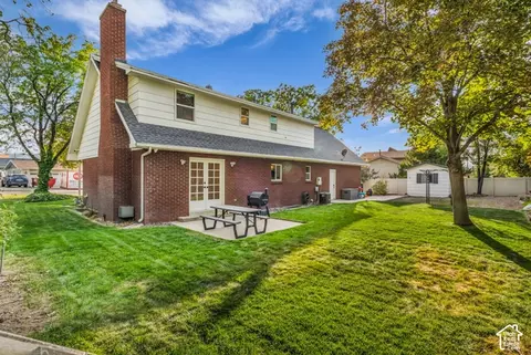 Exterior - 1073 E Pineridge Rd, Sandy, UT 84093 photo 6 of 7