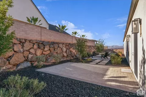 Exterior - 1568 E Black Brush Dr, Washington, UT 84780 photo 4 of 9