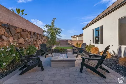 Exterior - 1568 E Black Brush Dr, Washington, UT 84780 photo 6 of 9