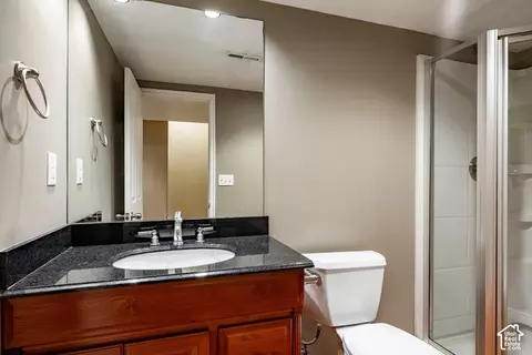 Bath - 4585 S Red Sage Ct, Murray, UT 84107 photo 4 of 4