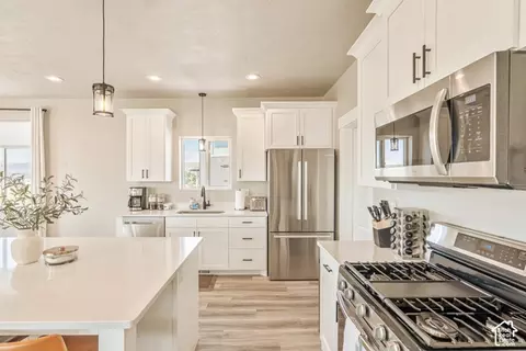 Kitchen - 3672 E Barton Dr, Eagle Mountain, UT 84005 photo 2 of 9
